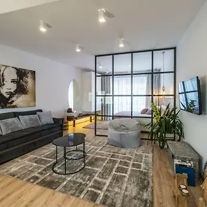 https://glossy-lodge.hotels-of-thessaloniki.com